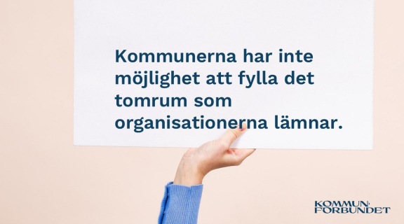 En hand som håller en skylt.