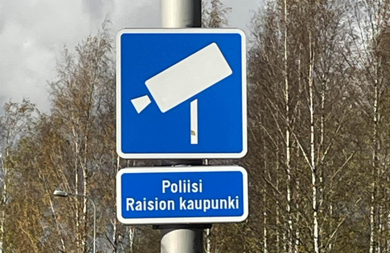 Polisens vägmärke I16 för teknisk övervakning, där information om personuppgiftsbiträden finns på en tilläggsskylt.