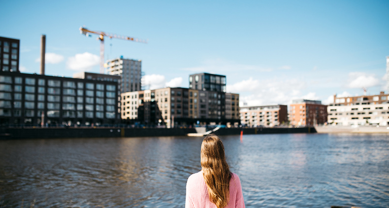 En kvinna tittar på staden
