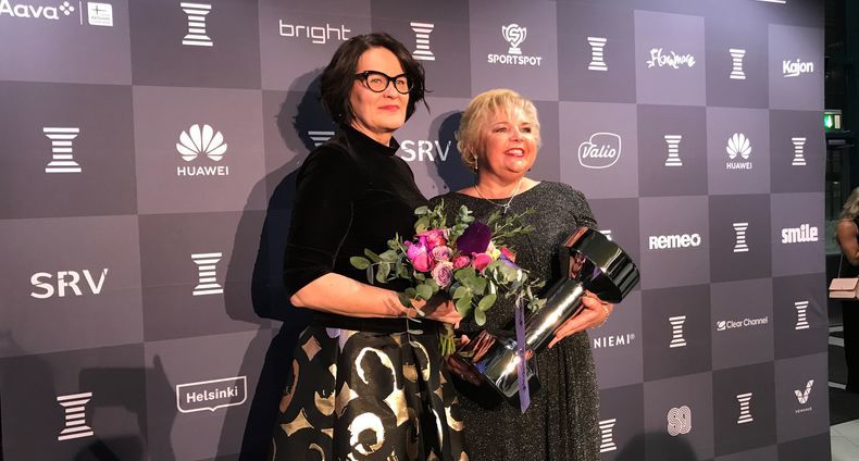 Uleåborgs stadsdirektör tar emot utmärkelsen Finlands aktivaste kommun 2018.