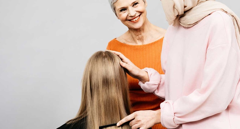 Tre personer i olika åldrar