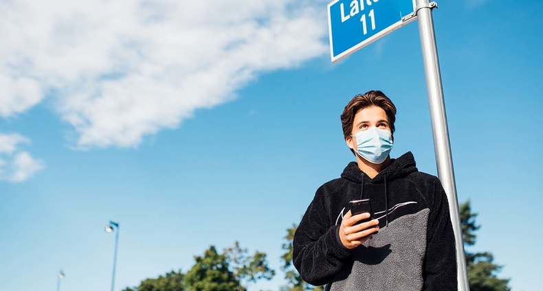 Mänska med ansiktsmask