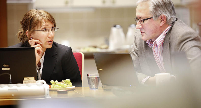 Kuvituskuva kokouksesta. Mies ja nainen keskustelevat kokouspöydän äärellä.