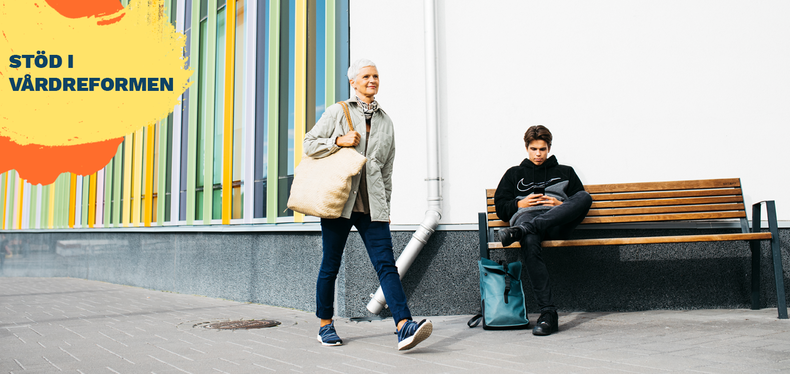 Pocken sitter på bänk och kvinnan går förbi