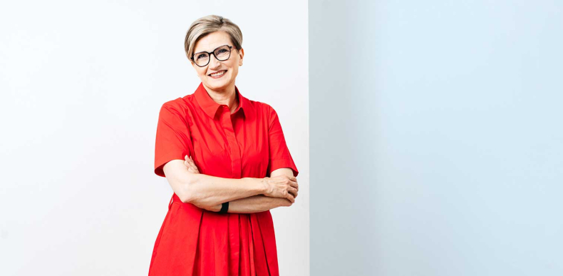 Nainen punaisessa mekossa.