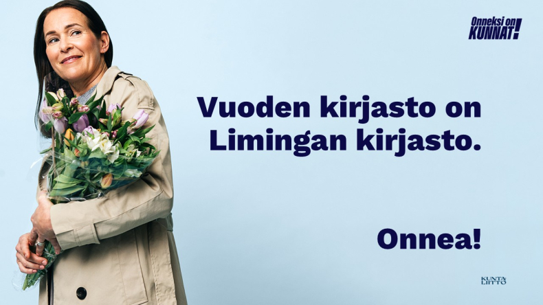 Nainen hymyilee kukkapuska kainalossa.